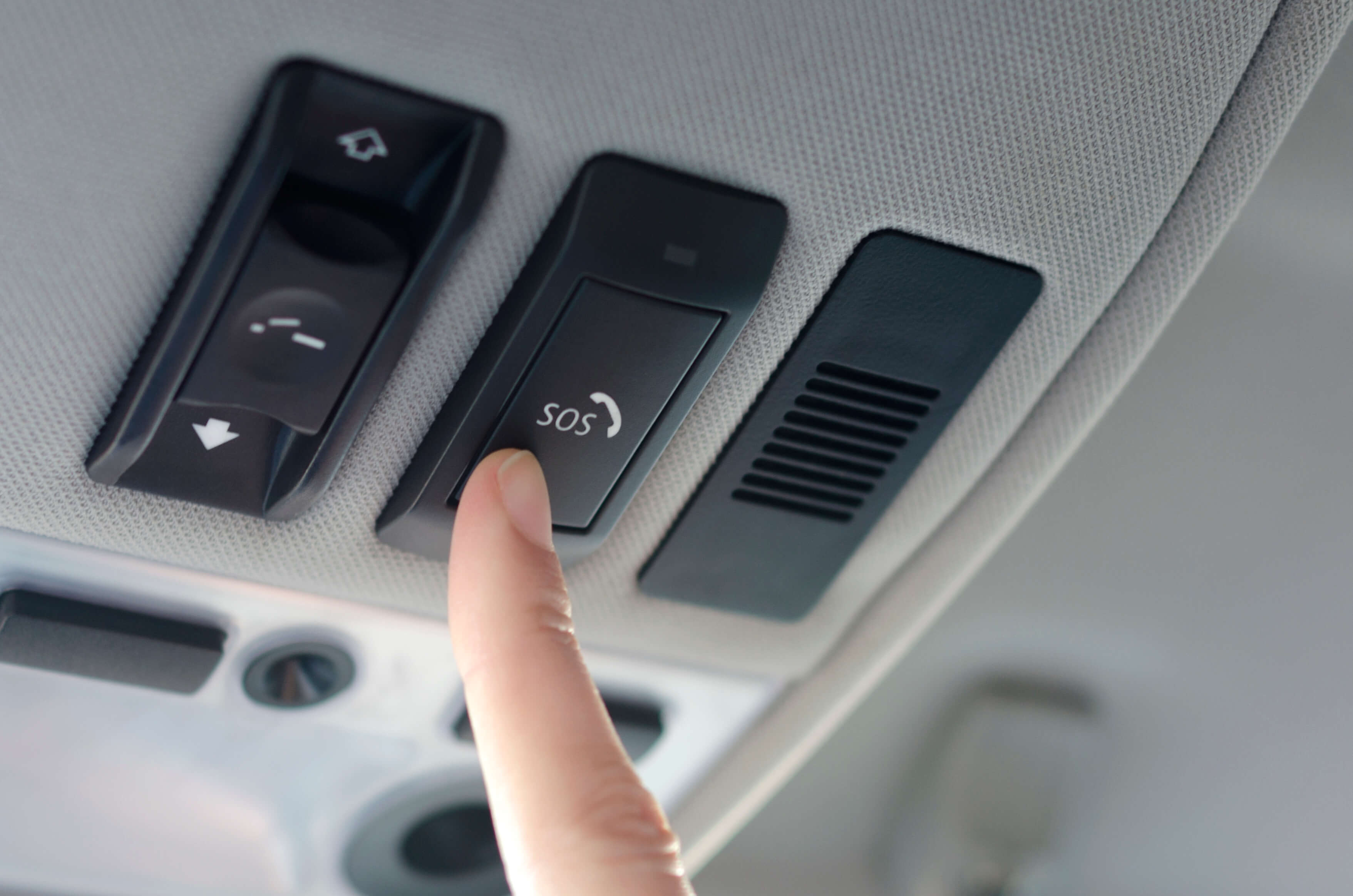 Persona presionando el botón de eCall