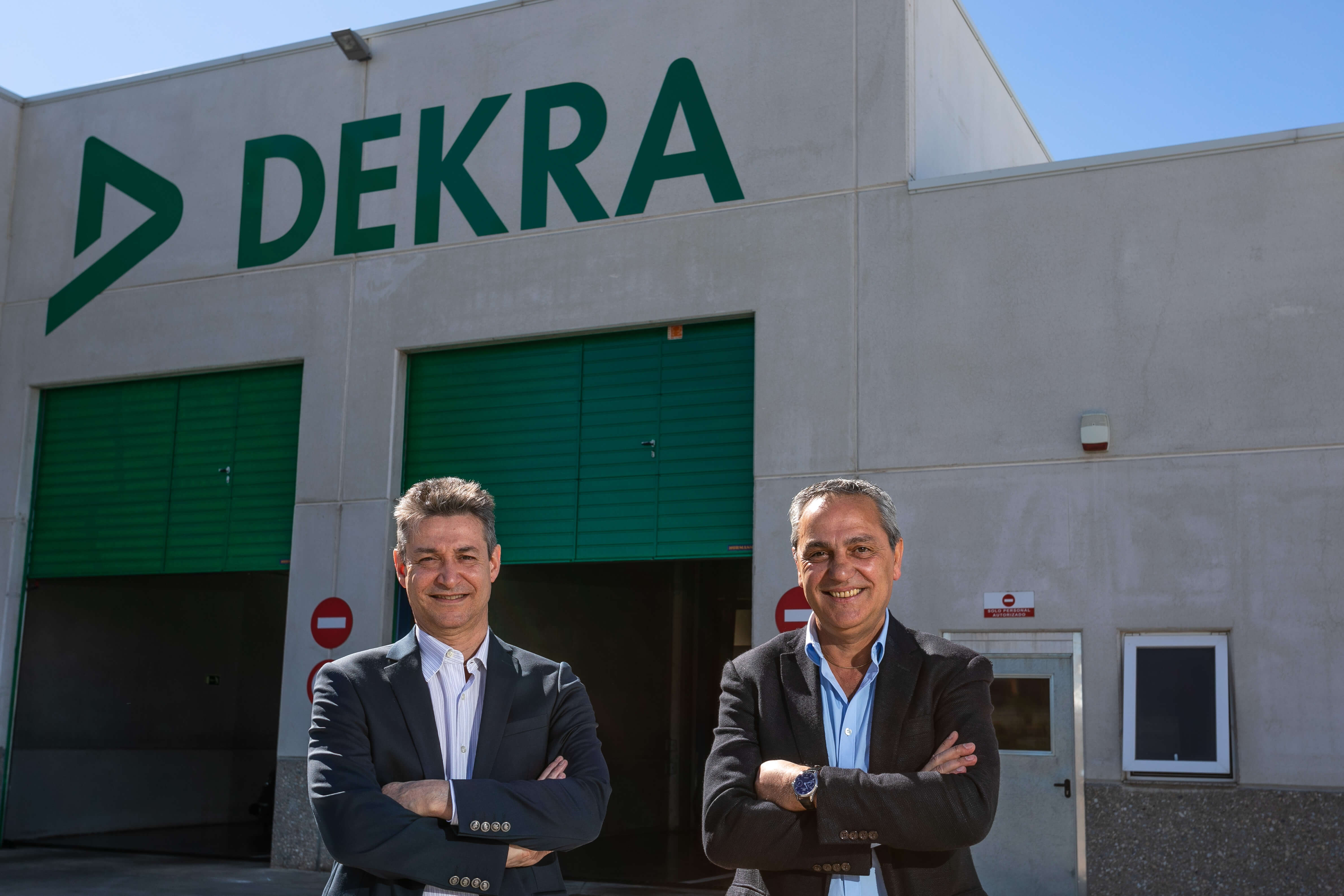 Nicolás Bouvier y Alberto Da Silva en la nueva ITV de DEKRA en Leganés, Madrid
