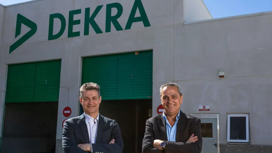 Nicolás Bouvier y Alberto Da Silva en la nueva ITV de DEKRA en Leganés, Madrid