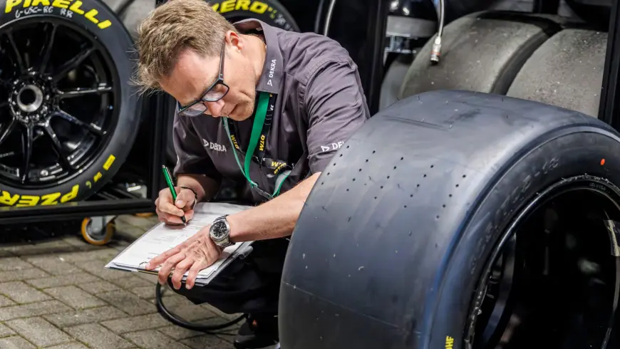 Probando los neumáticos del coche de carreras 
