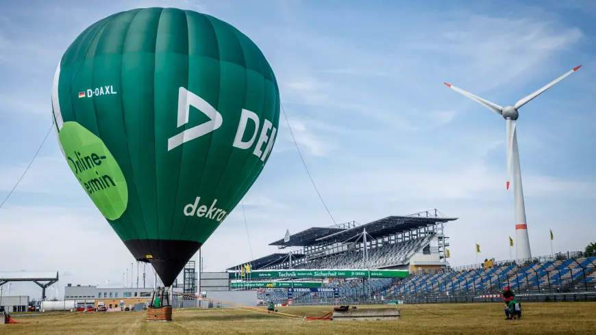 Globo aerostático de DEKRA junto al circuito de carreras.