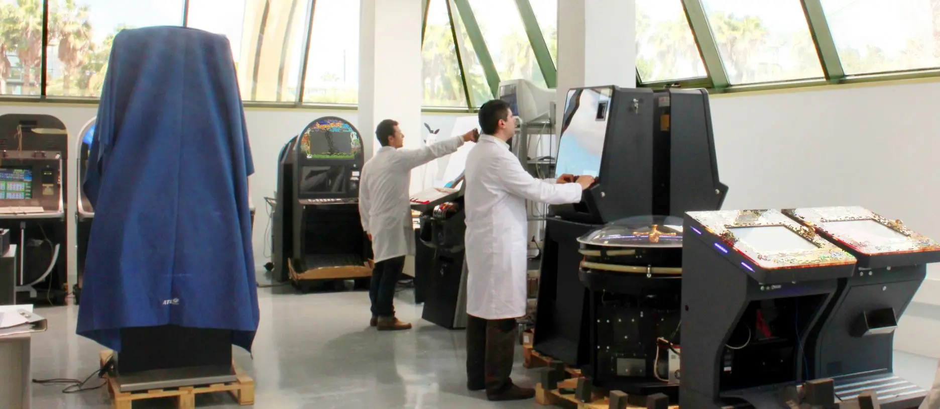 Expertos realizando ensayos a máquinas recreativas