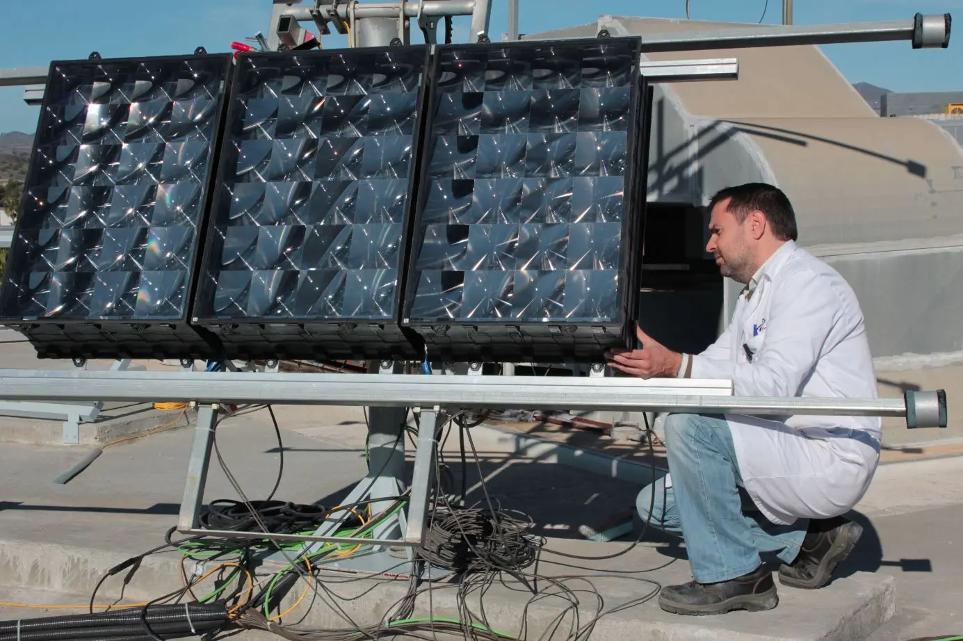 Experto haciendo ensayo a módulo fotovoltaico
