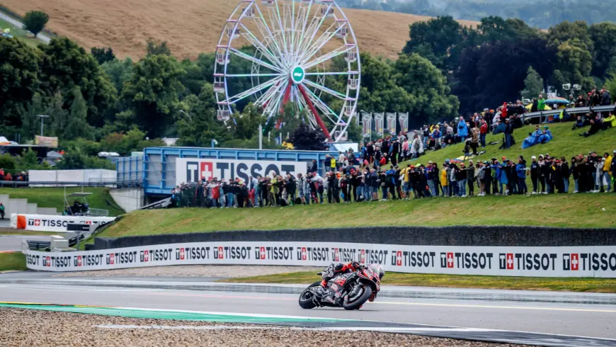 Moto en pista de carreras