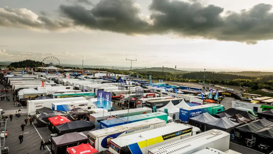 Área del evento de la carrera de 24 horas