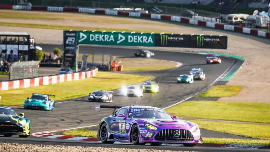 Coches de carreras en un circuito