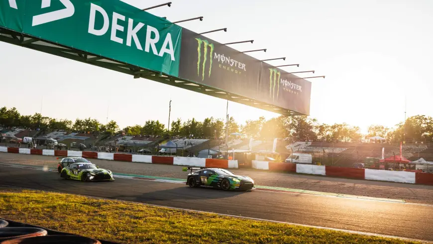 Coches de carreras en un circuito