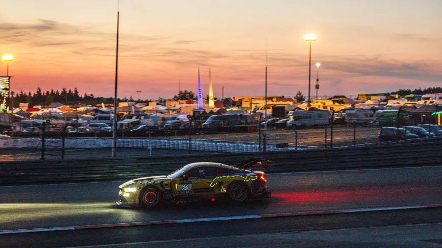 Coche de carreras en pista de carreras