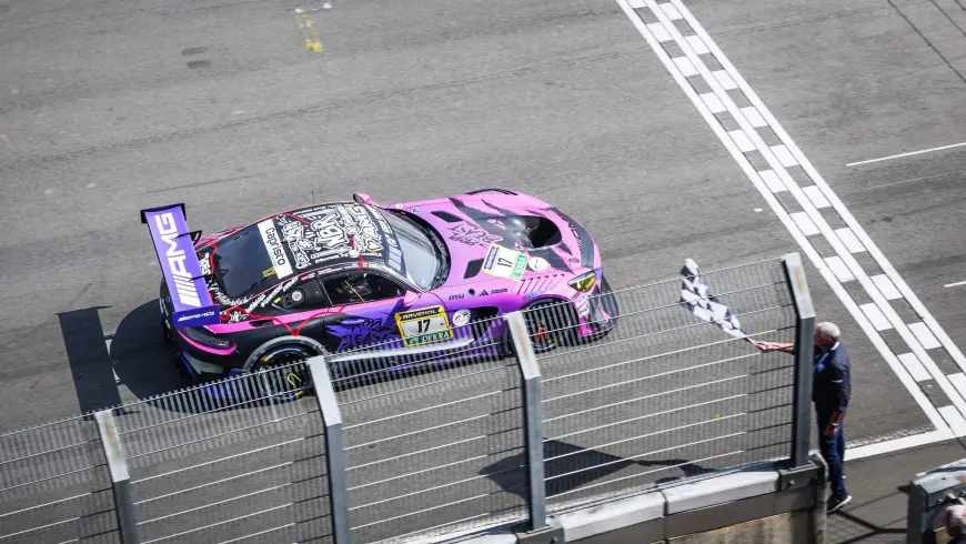 Coche de carreras en pista de carreras