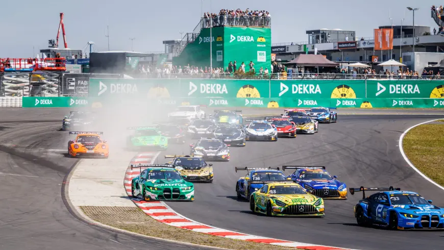 Coche de carreras en pista de carreras