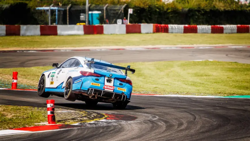 Coche de carreras en pista de carreras