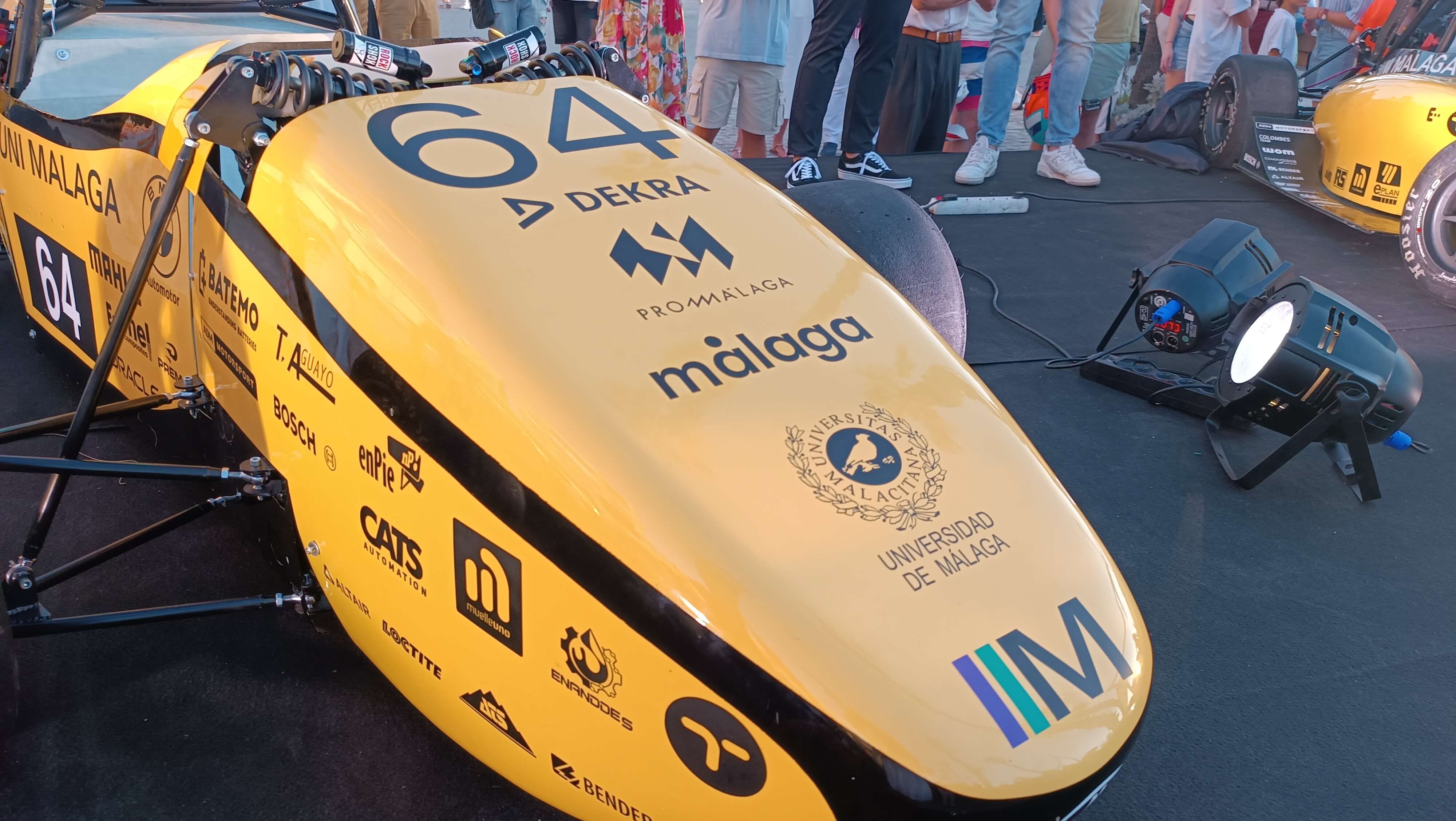 Vista frontal del monoplaza eléctrico de MART con el logo de DEKRa