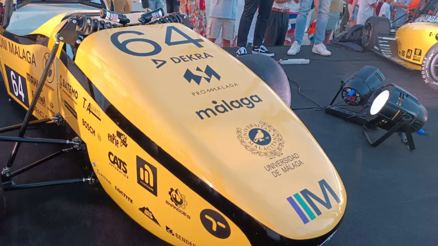 Vista frontal del monoplaza eléctrico de MART con el logo de DEKRa