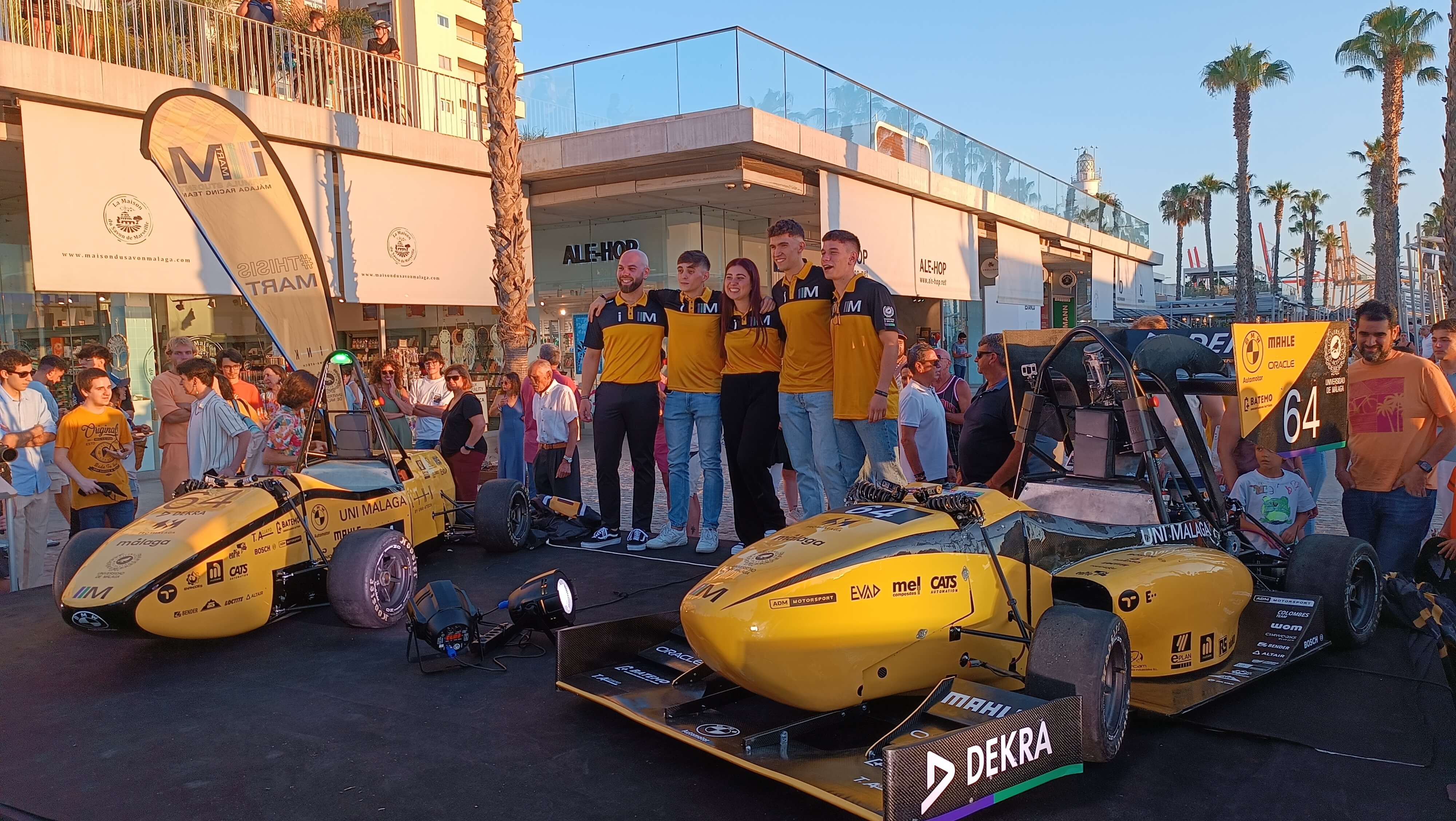 Parte del equipo de MART con los monoplazas