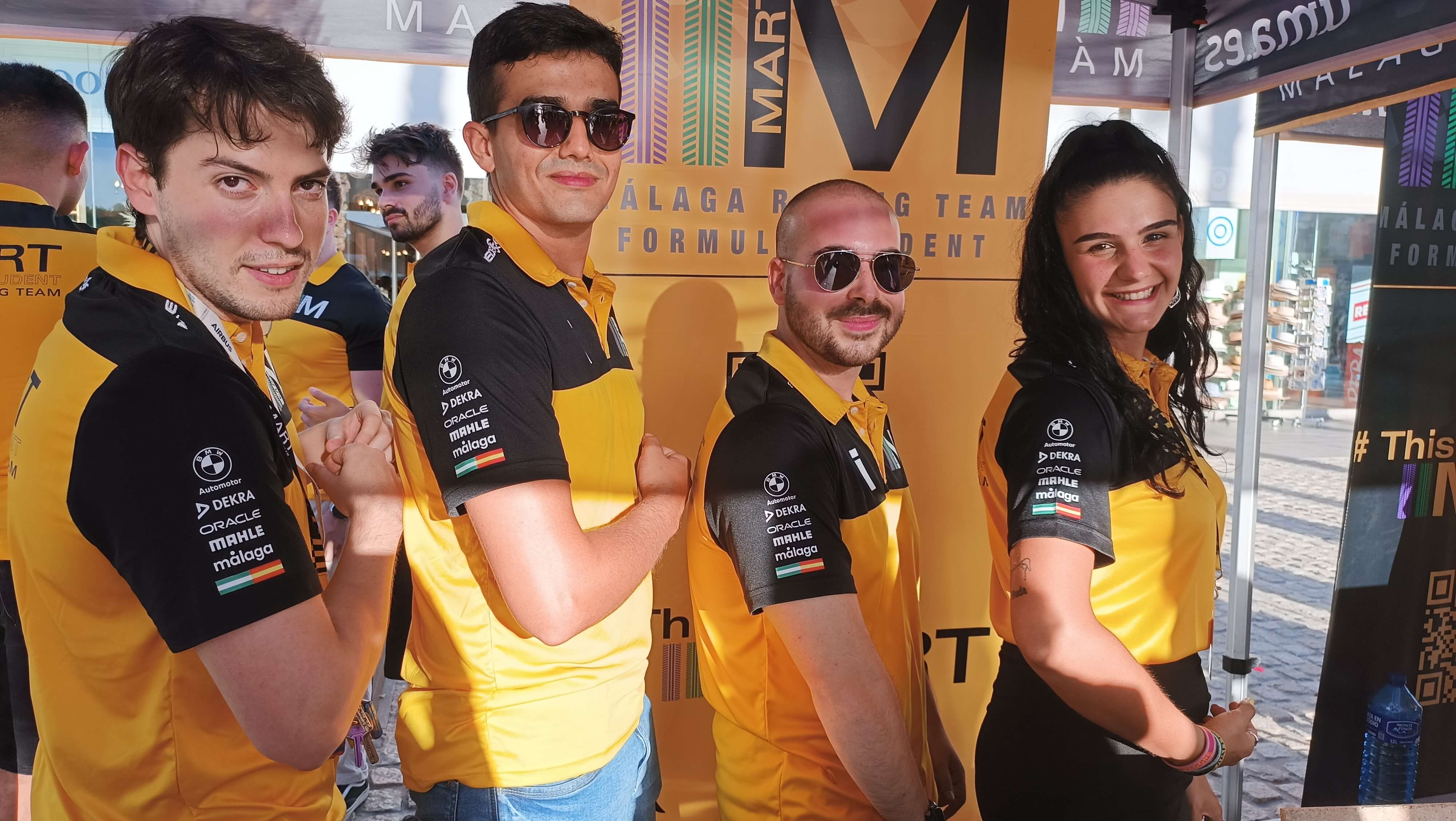 El equipo de MART posando con camisetas uniformes que muestran los logos de los patrocinadores