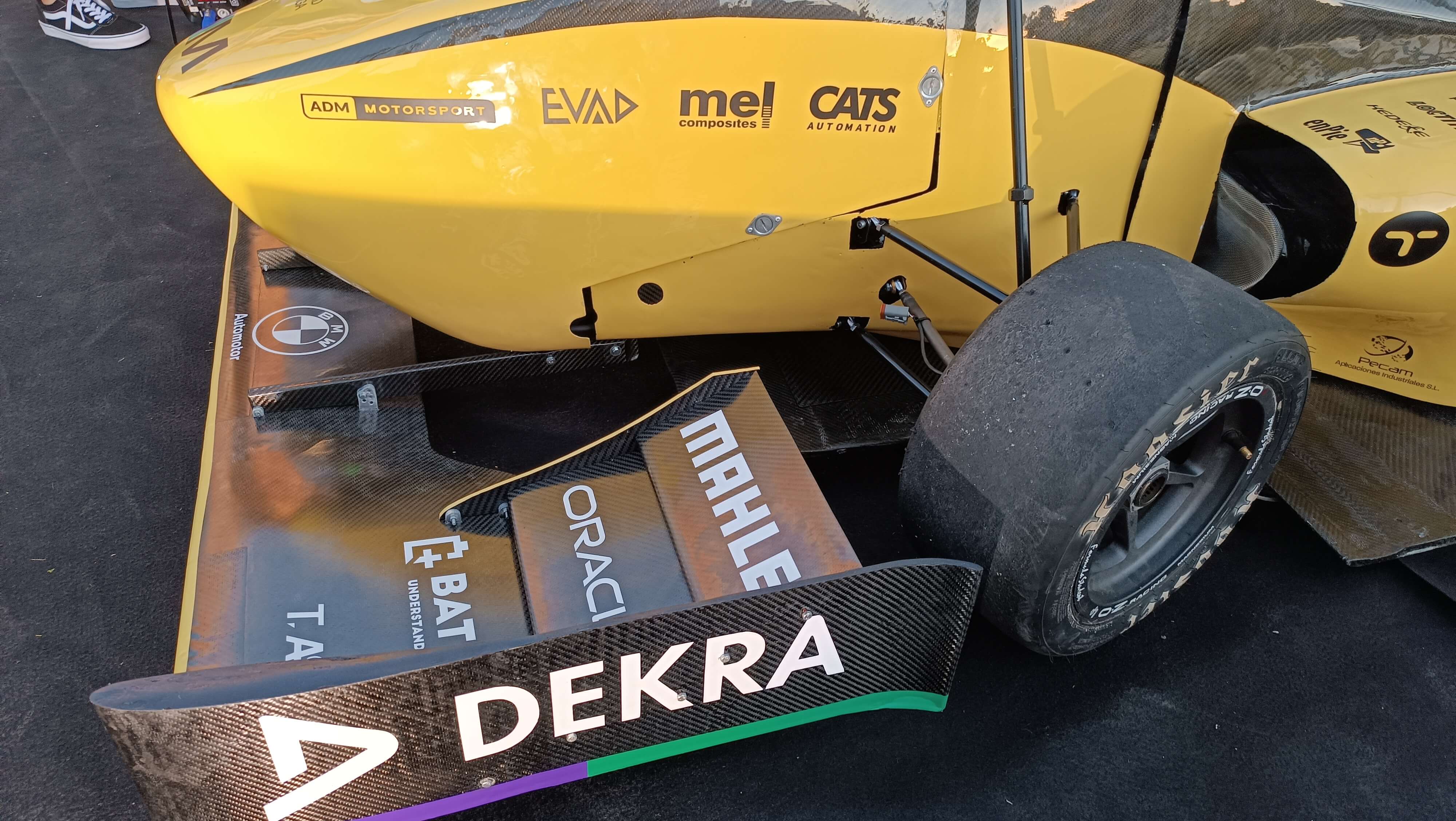 Vista lateral frontal del monoplaza de MART, destacando el logo de DEKRA en la carrocería