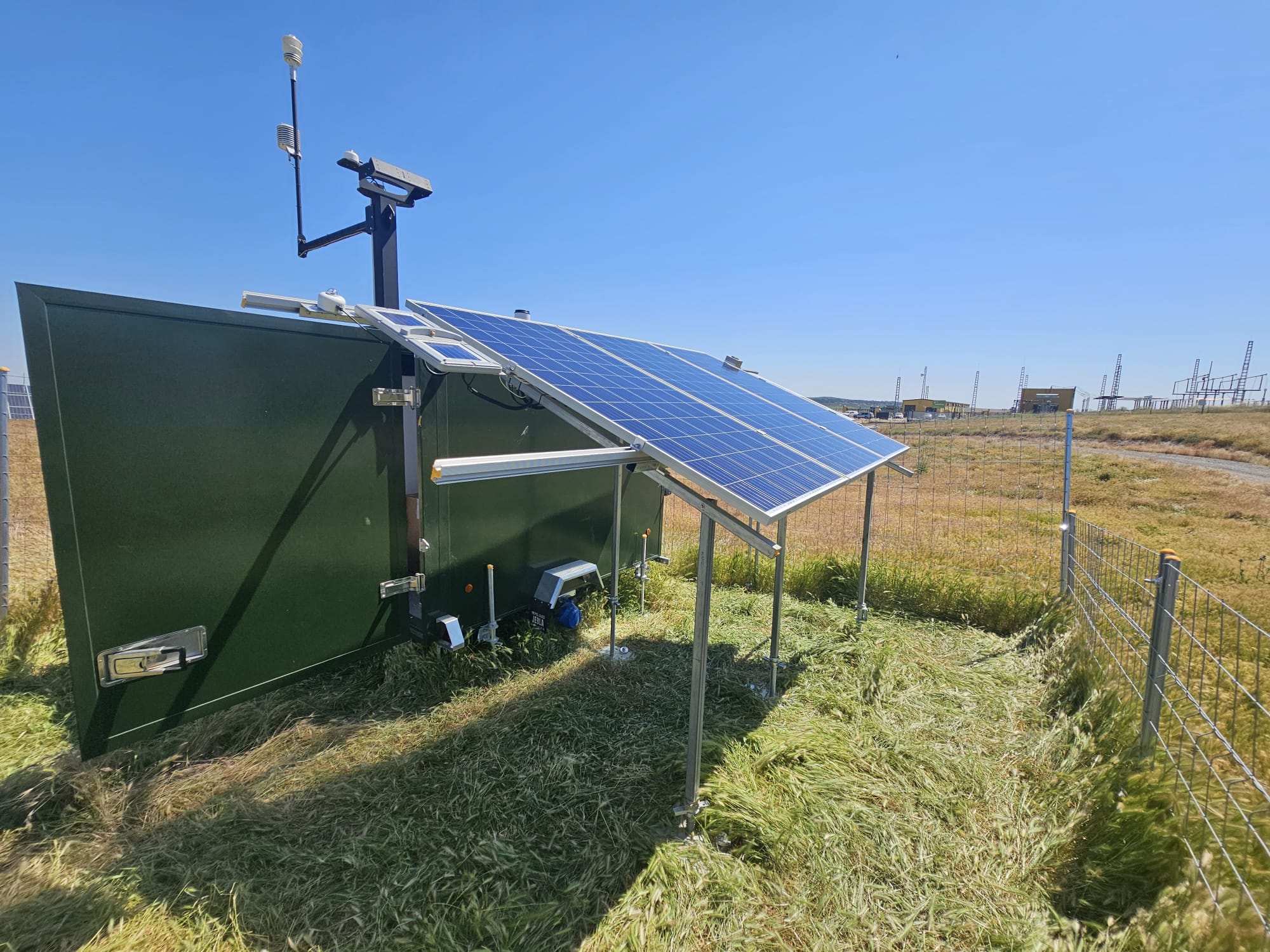 Sistema de monitorización para combatir la suciedad en plantas fotovoltaicas de Gran Escala