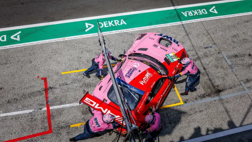 Coche de carreras DTM en el pit lane 