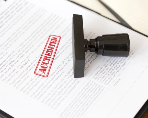Accreditatie stempel op papier
