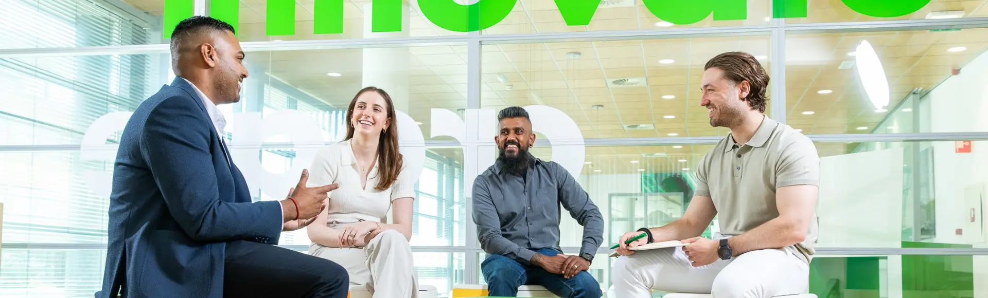 DEKRA collega's lachen met elkaar