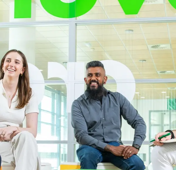 DEKRA collega's lachen met elkaar DEKRA collega's lachen met elkaar