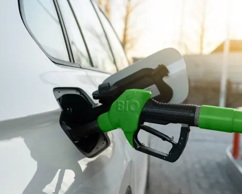 biobrandstofpomp tanken in de auto