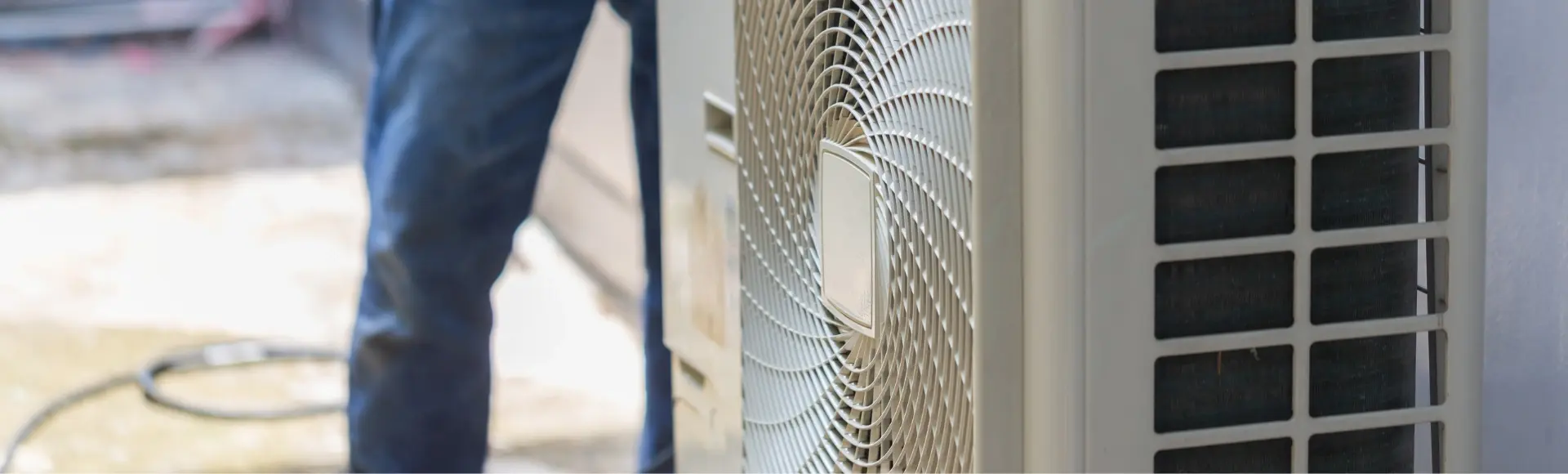 BRL 100 man bij airconditioning unit