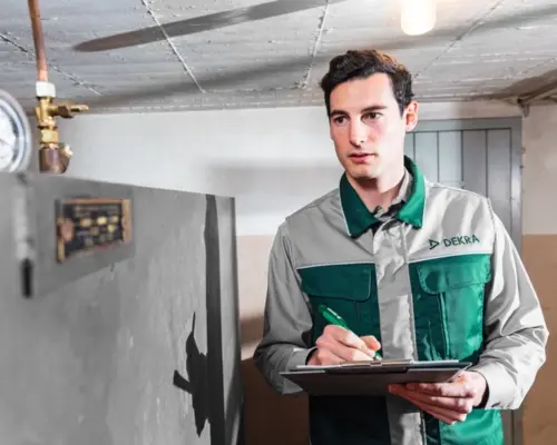 DEKRA auditor inspects heat pump