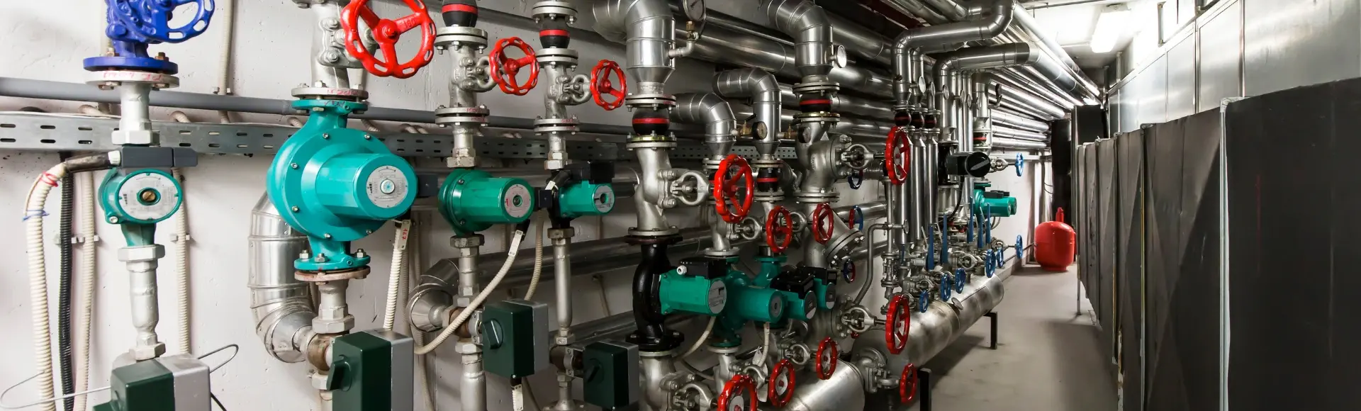 Technical installation for a heating or cooling system in a building