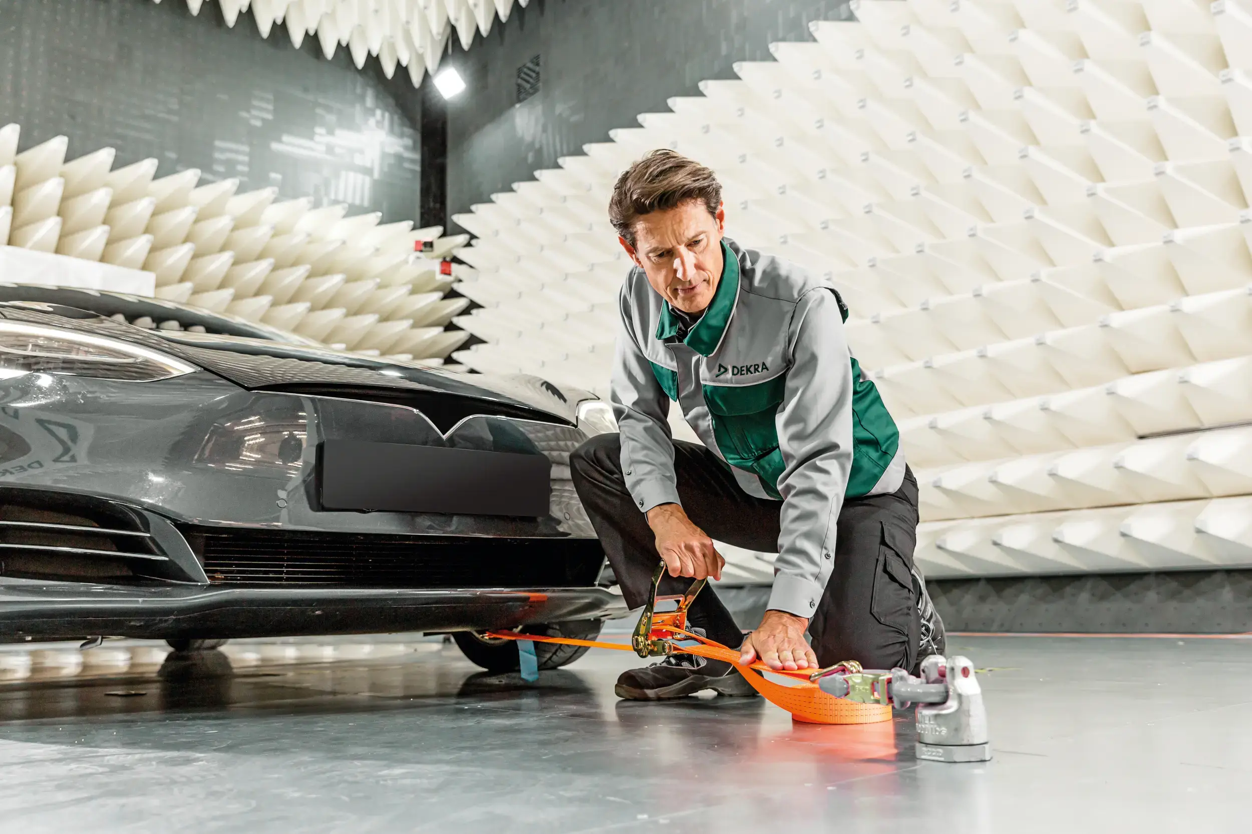 EMC test uitgevoerd door DEKRA werknemer