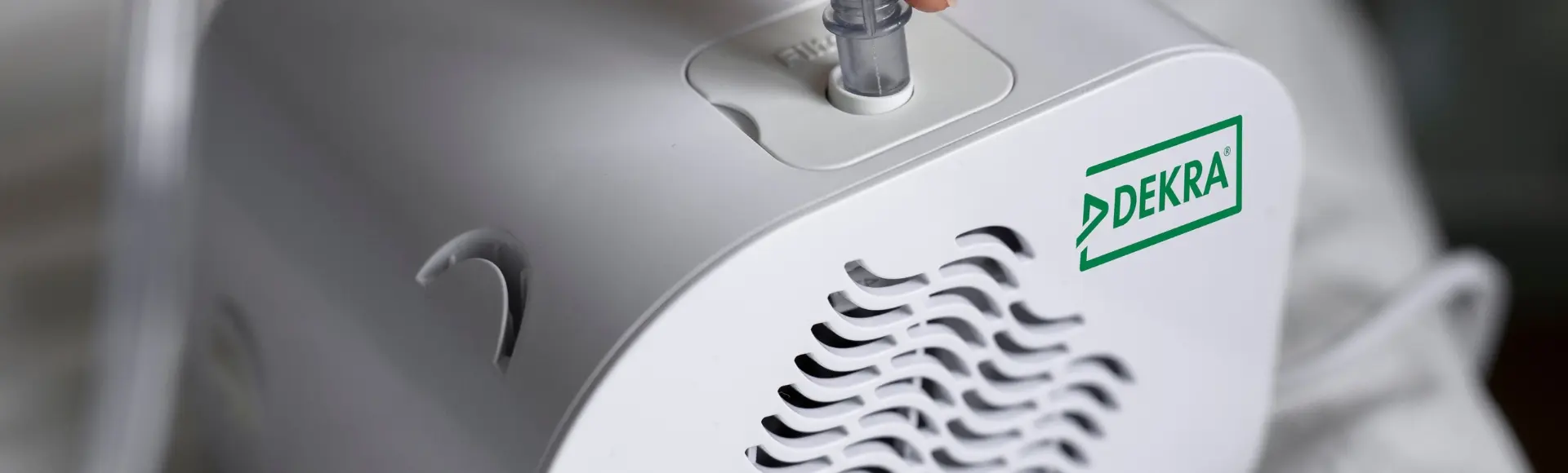 DEKRA Mark logo op nebulizer