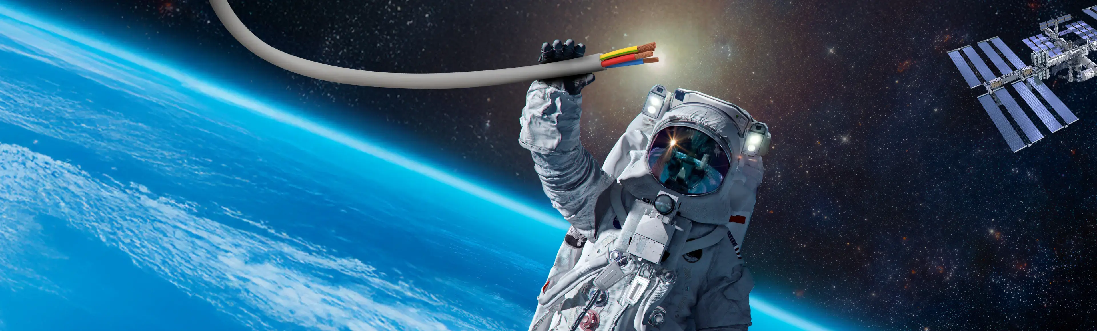 Astronaut in de ruimte zwevend met een installatiedraad in zijn hand