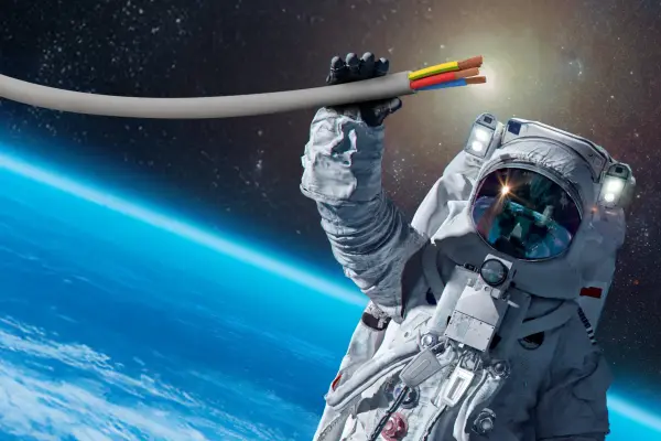 Astronaut in de ruimte zwevend met een installatiedraad in zijn hand