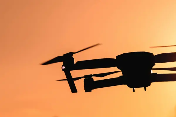vliegende drone met zonsondergang op achtergrond