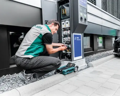 DEKRA employee fixing a charging station