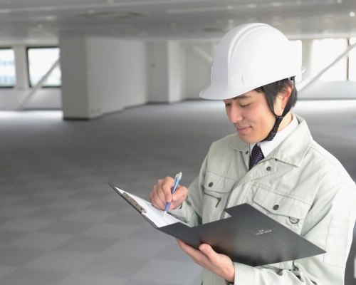 Man keurt veiligheid gebouw