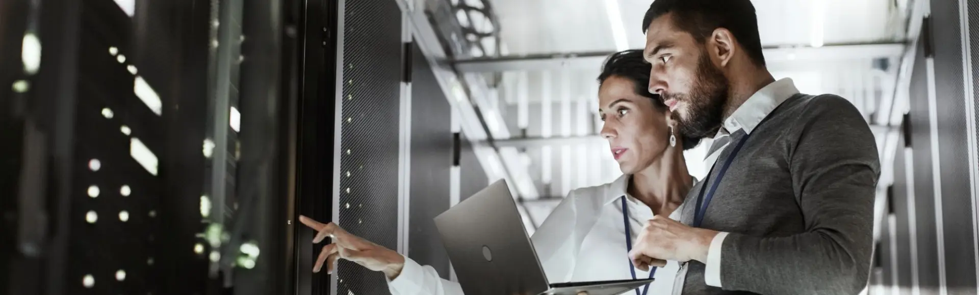 Man en vrouw inspecteren een server-unit