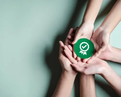 Handen samen houden een afbeelding van een vinkje vast