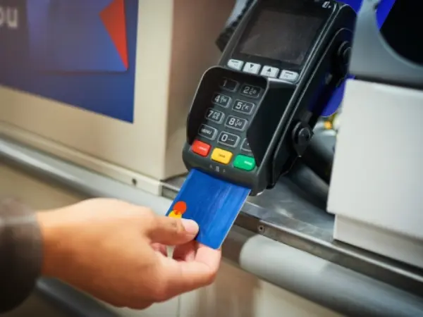 Betaling met mastercard bij een pinautomaat Betaling met mastercard bij een pinautomaat