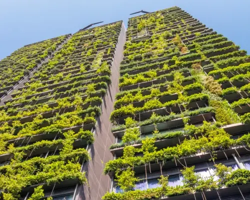 Kantoorgebouw met groene planten op elk balkon