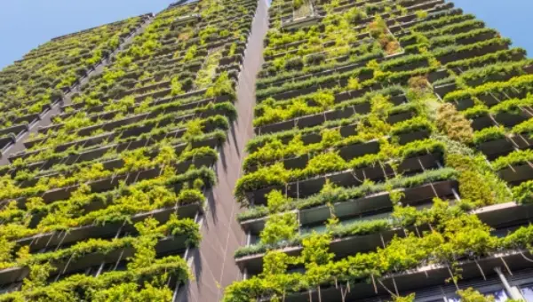 Kantoorgebouw met groene planten op elk balkon Kantoorgebouw met groene planten op elk balkon