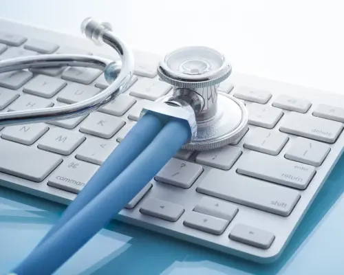 NEN 7510 certificering Toetsenbord met een stethoscoop in teken van NEN 7510