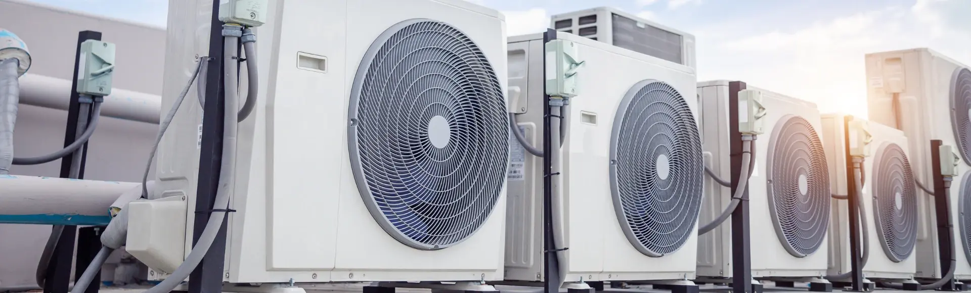 airconditioning units naast elkaar op een dak airconditioning units naast elkaar op een dak