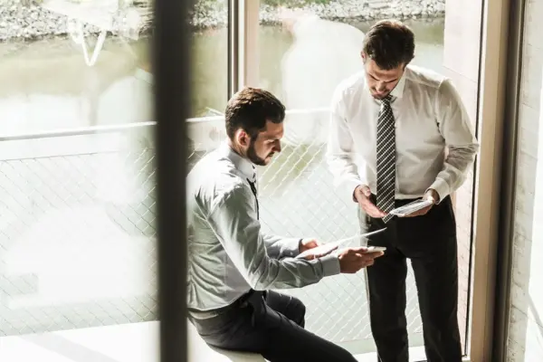 Twee medewerkers bespreken OH&S Twee medewerkers bespreken OH&S