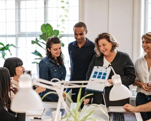 Groep medewerkers hebben een meeting