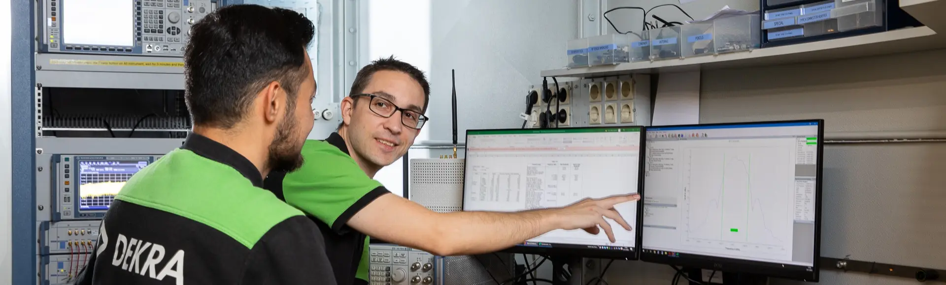 Twee medewerkers achter bureau