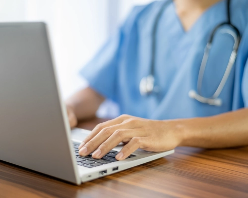 Zorgmedewerker achter laptop