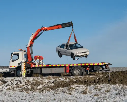 verongelukte auto wordt op een autotransporter getakeld