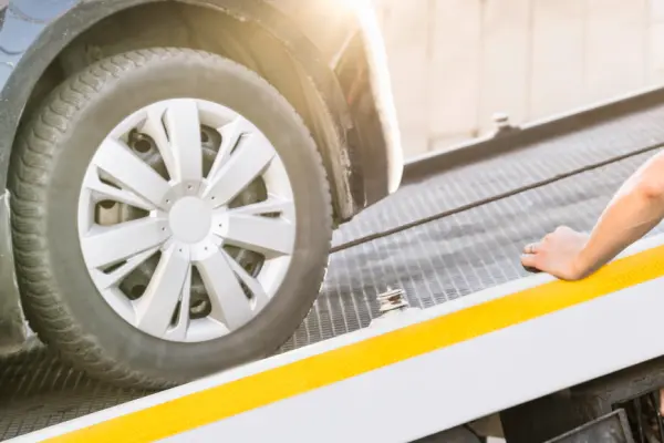 auto wordt gelift op een takelwagen