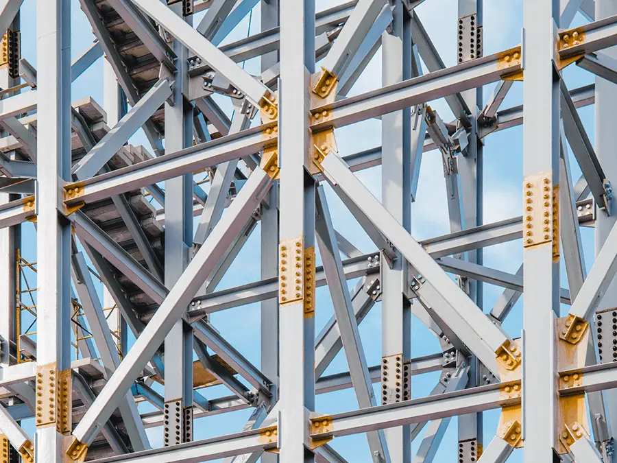 Konstrukcja stalowa budynku – widoczne węzły i połączenia elementów nośnych. Ekspertyzy techniczne budynku. Konstrukcja stalowa budynku – widoczne węzły i połączenia elementów nośnych. Ekspertyzy techniczne budynku.